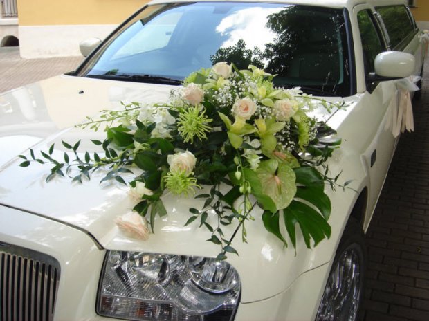 Свадебный автомобиль украшенный живыми цветами