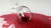 Как отстирать красное вино с ткани и одежды без следа
